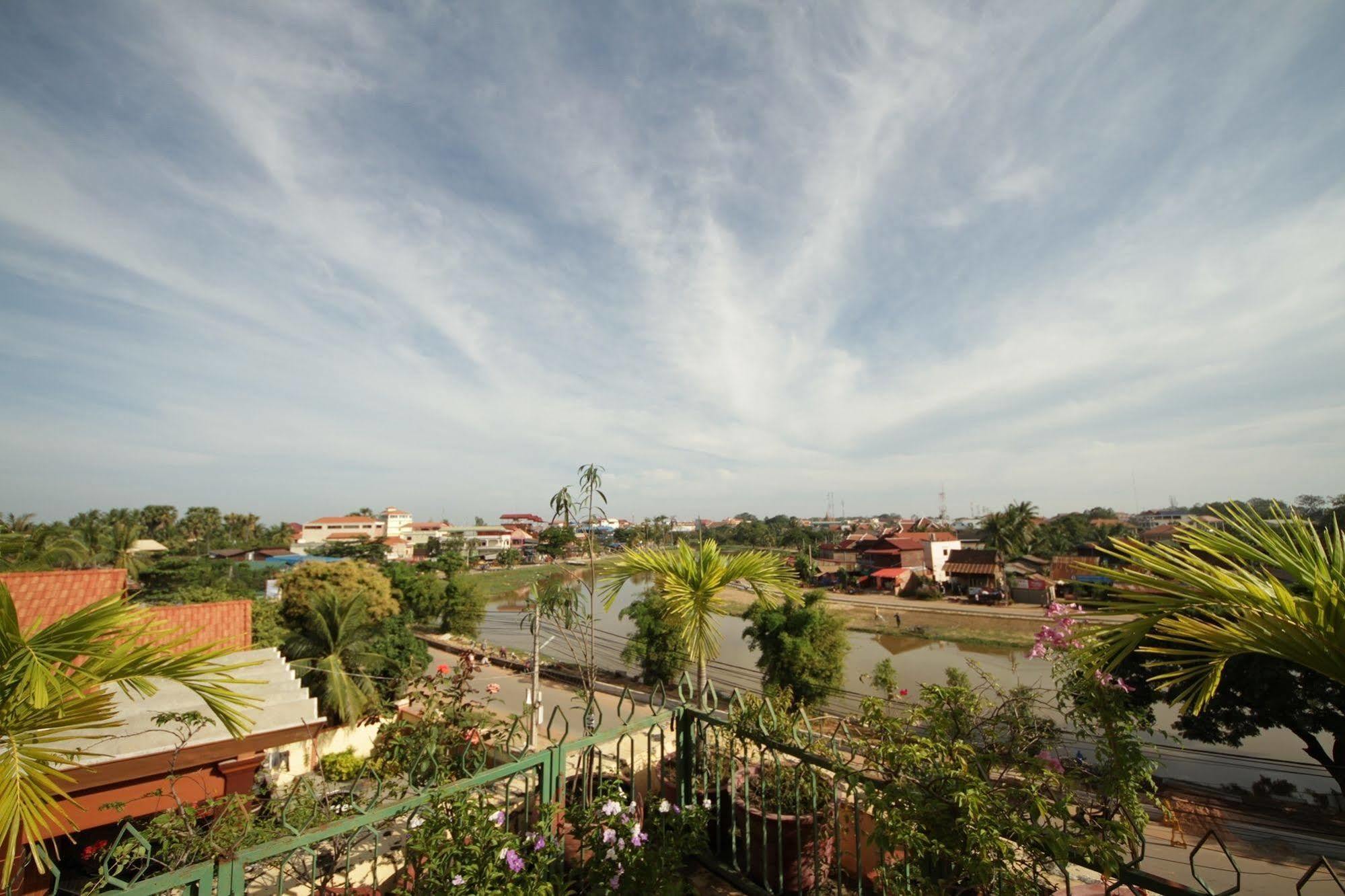 Siem Reap Riverside Hotel Exterior photo