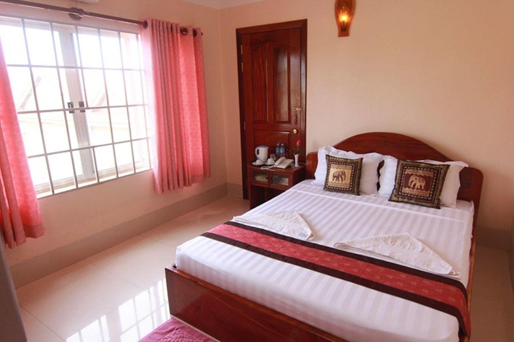 Siem Reap Riverside Hotel Exterior photo